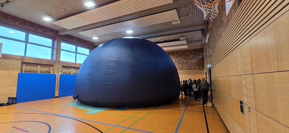 Unsere Turnhalle wird zum Planetarium.